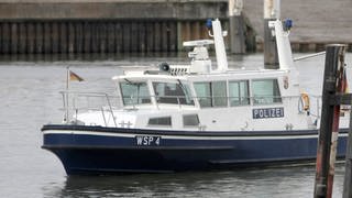 Ein Boot der Wasserschutzpolizei Mainz patrouilliert im Zollhafen in Mainz.