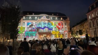 Die Lichteffekte sollen das bunte Leben in Mainz symbolisieren.