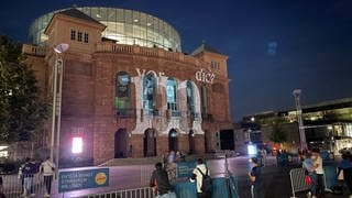 Am Mainzer Staatstheater werden typografisch gestaltete Dialoge aus dem aktuellen Stück "Woyzeck" gezeigt.