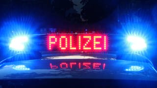 Auf dem Foto ist das Baulicht eines Polizeiwagens zu sehen: Ein Jugendlicher ist bei der Kerb in Roxheim durch ein Messer schwer verletzt worden