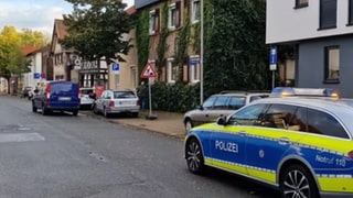 Polizeieinsatz in Ginsheim: Eine Frau ist in einem Hotel von einem Mann schwer verletzt worden.