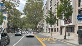 Auf der Rheinstraße in der Mainzer Innenstadt war in Sommerferien eine Fahrspur für Autos gesperrt. Dort dürften nur Busse und Fahrräder fahren.