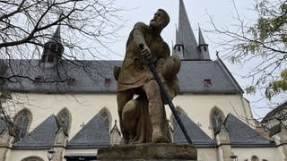 Die Skulptur von Michel Mort auf dem Eiermarkt in Bad Kreuznach zeigt den Sagenheld mit großem Schwert