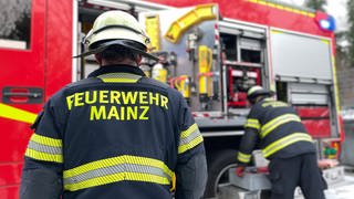 Mainzer Feuerwehrleute wurden beim Einsatz auf der A60 von einem Autofahrer beschimpft.