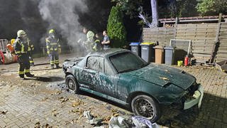 Brennendes Auto in Langenlonsheim wird von der Freiwilligen Feuerwehr gelöscht