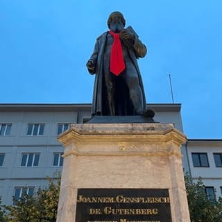 Die Gutenberg-Statue in Mainz trägt jetzt eine leuchtend rote Krawatte.