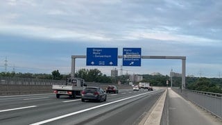 Auf dem Bild ist die Ausfahrt Mainz-Mombach auf der A643 der Schiersteiner Brücke zu sehen.