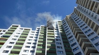 Die Feuerwehr bekämpft den Brand in einem Hochhaus in Mainz-Gonsenheim.