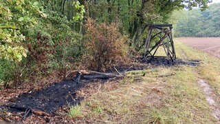 Der Hochsitz in Bornheim wurde bei dem Brand vollständig zerstört.