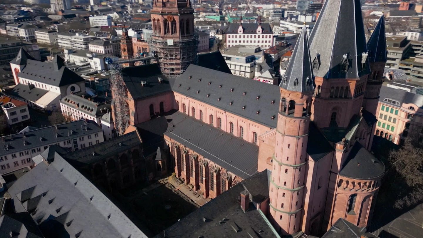 Ein Foto des Mainzer Doms: Das Bistum Mainz rät den Gemeinden, die Kirchen wegen des Klimaschutzes erneut nicht heizen