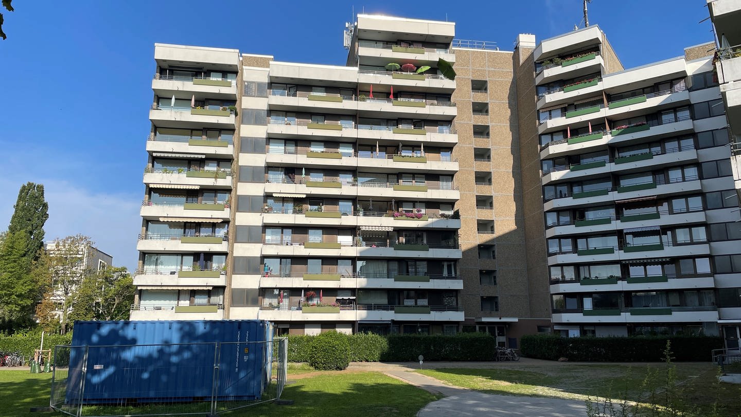 Ein Foto von dem Hochhaus in Mainz: Die Hausverwaltung droht den Mietern jetzt mit Klagen