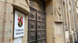 Ein Bild vom Eingang des Mainzer Amtegerichtes. Ein Apfeldieb wurde zu einer Bewährungsstrafe verurteilt