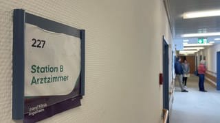 Ein Schild mit der Aufschrift "Arztzimmer" im ehemaligen Krankenhaus in Ingelheim