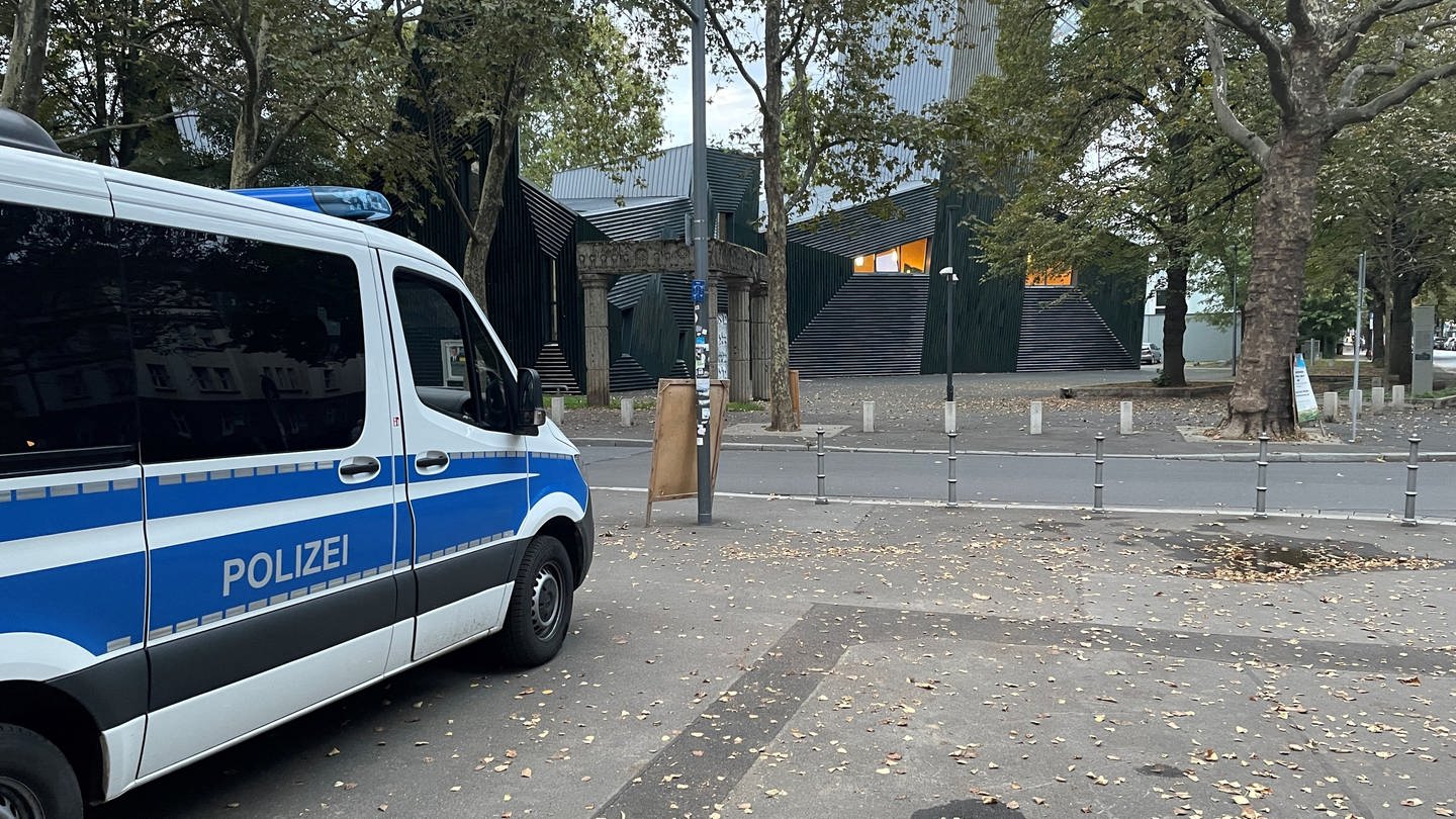 Ein Polizeiwagen steht vor der Mainzer Synagoge.