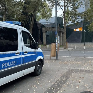 Ein Polizeiwagen steht vor der Mainzer Synagoge.