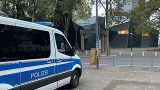 Die Mainzer Synagoge und im Vordergrund ein Polizei-Mannschaftswagen