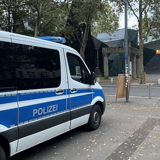 Die Mainzer Synagoge und im Vordergrund ein Polizei-Mannschaftswagen