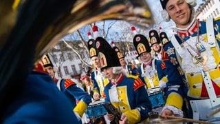 11.11.2018, Mainz: Die Mainzer Füsilier-Garde marschiert auf den Schillerplatz. 