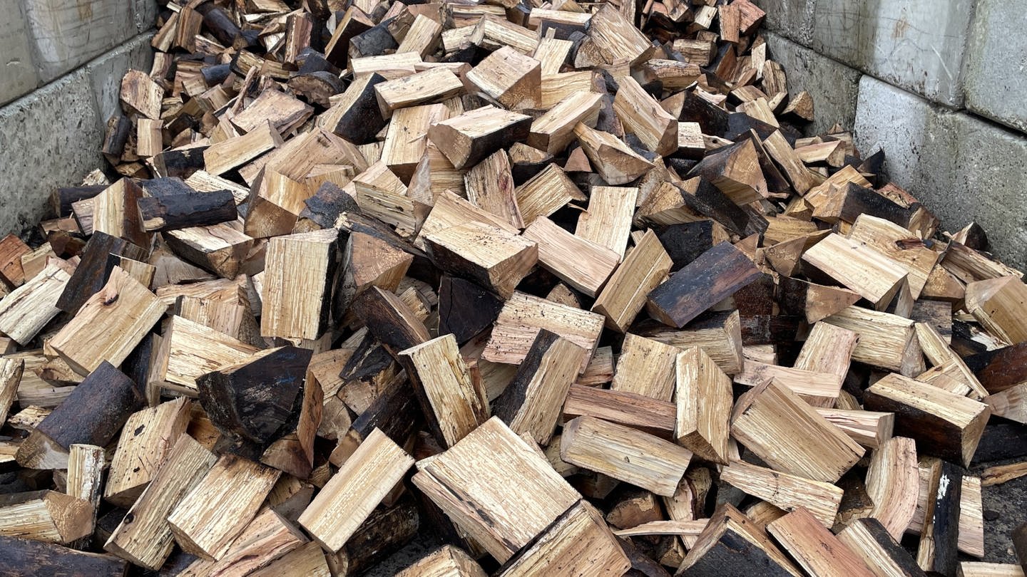 Das geschnittene und gespaltene Holz muss noch getrocknet werden, bevor es verfeuert wird.