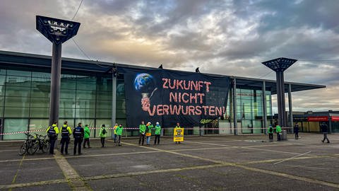 Aktivisten hängen riesiges Banner an Mainzer Rheingoldhalle: "Zukunft nicht verwursten"
