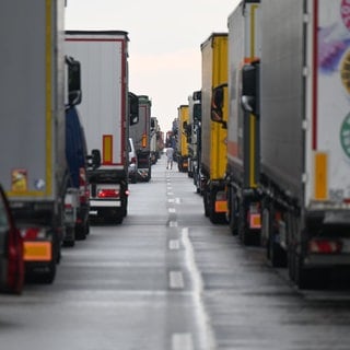 Hunderte Lkw-Fahrer fahren von Mainz nach Wiesbaden, um gegen die Erhöhung der Lkw-Maut zu protestieren