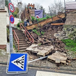 In der Nähe der Dominikschule inh Kirn sind größerer Erdmassen und Teile einer Natursteinmauer von einem Privatgrundstück in der Dhauner Straße abgerutscht. Ein Verkehrsschild an einem Zebrastreifen wurde von der Wucht umgerissen. Verletzt wurde niemand. 