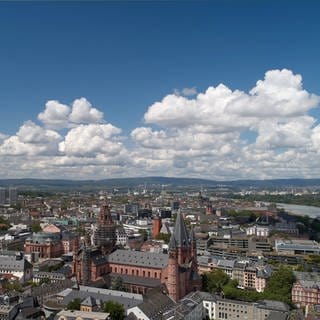 Die Luftaufnahme zeigt die Innenstadt von Mainz mit dem Dom. Die Luftqualität hat sich in den letzten Jahren deutlich verbessert. Das hat das Umweltamt dem SWR bestätigt.