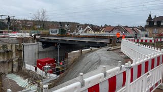 An der Großbaustelle der B420 in Nierstein im Kreis Mainz-Bingen wird nach über einem Jahr bauzeit die neue Eisenbahnbrücke eingelassen.  Für den Bau ist der Landesbetrieb Mobiltät zuständig.