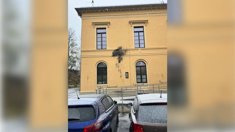Unbekannte haben ein Gebäude der Stadtverwaltung Bad Kreuznach mit Öl beschmiert.