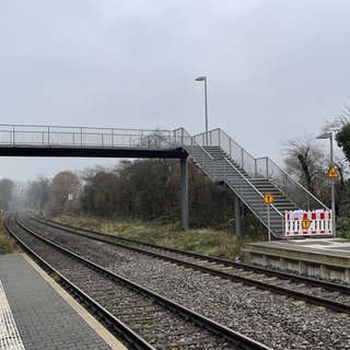 Wegen einer gesperrten Fußgängerbrücke halten momentan keine Züge mehr in Bretzenheim, die aus Richtung Bad Kreuznach kommen. 