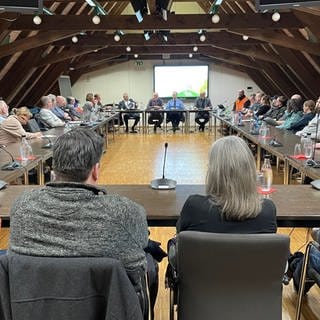 Etwa 50 Bodenheimer kamen zur Bürgerversammlung zum Vandalismus und Bedrohungen in Bodenheim.