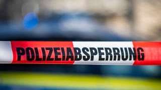 Ein Flatterband mit der Aufschrift Polizeiabsperrung