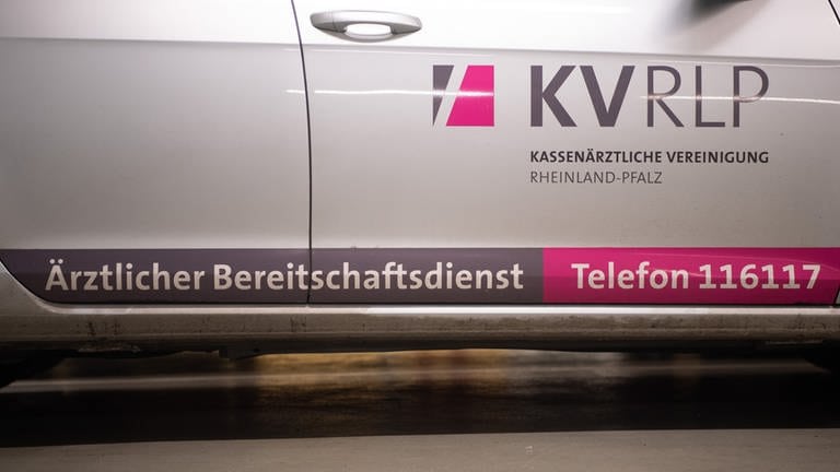 Auf einem Auto des Ärztlichen Bereitschaftdienstes in Rheinland-Pfalz steht die Telefonnummer 116117.