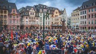 Am 1. Januar 2024 in Mainz der Startschuss für die neue Fastanchtskampagne gefallen. Nach dem Umzug durch die Stadt versammelten sich vor dem Dom etwa 2.500 Gardisten und Musiker zum traditionellen Neujahrskonzert.