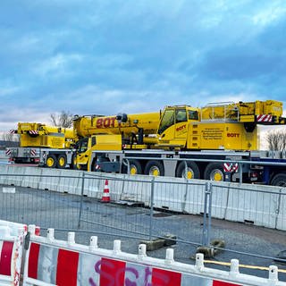 Nach einem Unfall mit einem Lastwagen auf der Schiersteiner Brücke zwischen Wiesbaden und Mainz wurden zwei Kräne bestellt. Sie sollen den Lastwagen aufrichten, damit er abgeschleppt werden kann. Der lkw war am morgen in Höhe der Abfahrt Mainz-Mombach umgekippt.