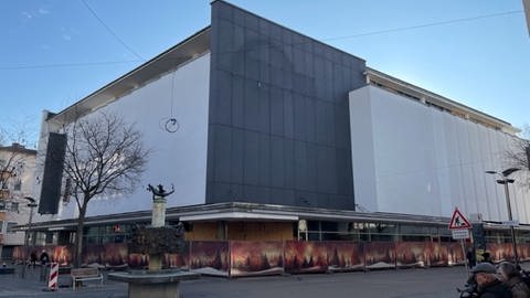 Das ehemalige Gebäude von Galeria Kaufhof in Worms: Das meiste steht leer - einen Teil nutzt die Stadt Worms als Bürgerrathaus.