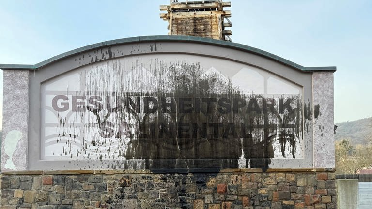 Im Salinental in Bad Kreuznach wurde das Wandbild eines Gradierwerks mit Öl verschmutzt.