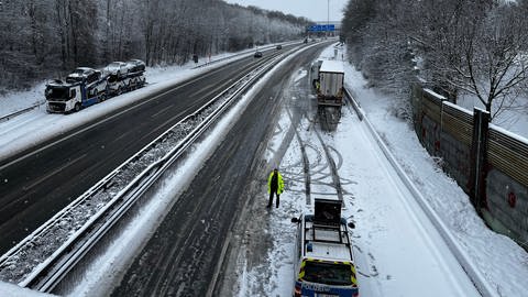 Lkw waren wegen der Schneeglätte auf der A63 in den Graben gerutscht. 