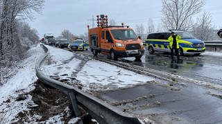 Unfall auf der A60 wegen Schnee bei Mainz.