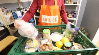 Mitarbeiter der Tafel bereiten die Ausgabe von Lebensmitteln vor: Viele Spenden für die Tafeln in Rheinhessen an Weihnachten