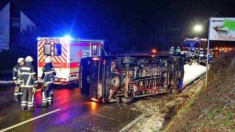 In Rudolfshaus im Kreis Bad Kreuznach ist ein Auto aufgrund von Glätte von der Straße abgekommen.