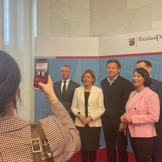 Ministerpräsidentin Dreyer und Nino Haase stellen die Pläne eines Bürogebäudes von Kadans vor