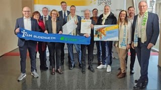 Starker 4. Platz für die TGM Budenheim beim Bundesfinale Sterne des Sports in Gold. Auf dem Bild sind Vertreter und Vertreterinnen des Vereins und des Deutschen Olympischen Sportbundes zu sehen. 