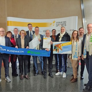 Starker 4. Platz für die TGM Budenheim beim Bundesfinale Sterne des Sports in Gold. Auf dem Bild sind Vertreter und Vertreterinnen des Vereins und des Deutschen Olympischen Sportbundes zu sehen. 