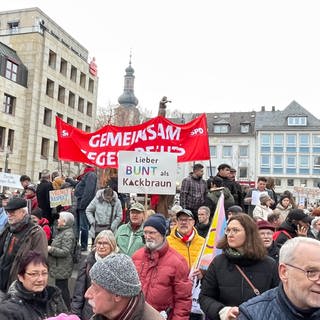 Bis zu 1.000 Menschen demonstrieren auf dem Kornmarkt in Bad Kreuznach gegen Rechtsextremismus. 