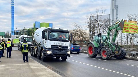 Bauern haben in Mainz-Mombach protestiert. Sie standen mit ihren Traktoren auf einer Brücke, die in ein Industriegebiet und zum Binnenhafen führt. Dort fahren jeden Tag viele Lkw durch. Dort staute sich teilweise der Verkehr.
