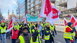 Streikende Busfahrer auf dem Weg zur Kundgebung in Mainz