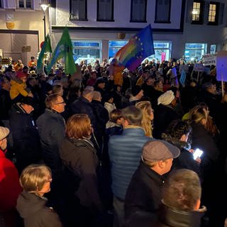 Mehr als 1.000 Menschen kamen in Nierstein zur Demonstration gegen Rechtsextremismus. 