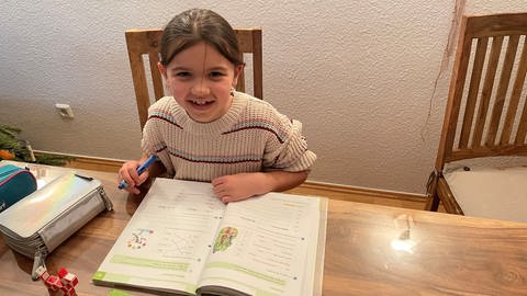 Luise Bott sitzt am Tisch und macht Hausaufgaben: Die Achtjährige ist die erste Kinderprinzessin in der Mainzer Fastnacht