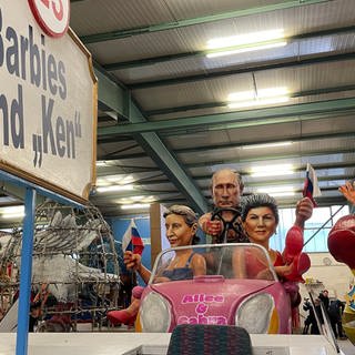 Wagenknecht, Putin und Weidel auf einem Wagen. 